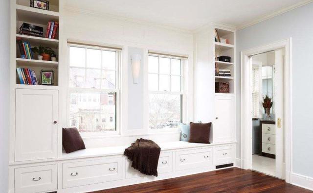 @工人在飘窗打个小孔，就多要300元，开始觉得讹人，入住才知实用