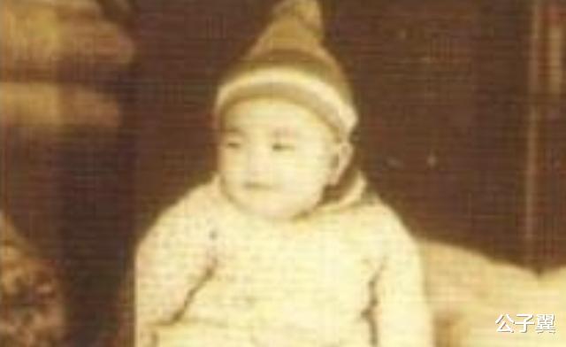 王菲@王菲出生到小学的私人相册曝光，牵出一段出道前的隐秘往事