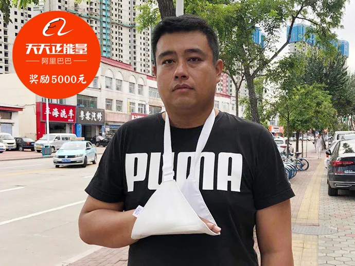 阿里巴巴|高温下，2岁男童被父母锁在车内奄奄一息，陌生小伙一拳救一命，自己却鲜血淋漓