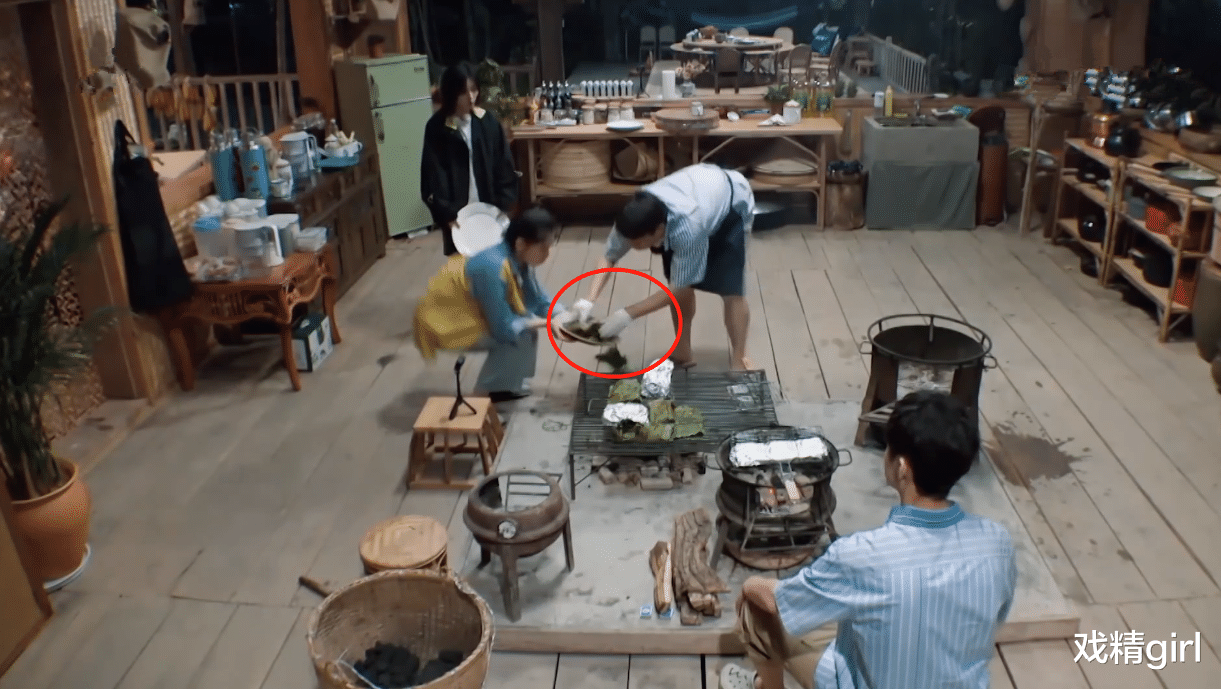 「黄磊」黄磊失手弄洒鸡脚筋,第一反应怪张婧仪没拿稳盘子?网友:太窒息