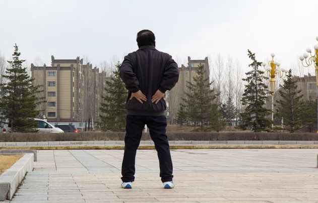 尿酸|尿酸超标的人，睡觉时出现4表现，或在警告你：已经“连累”肾脏