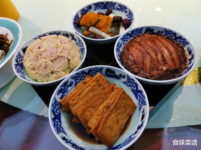 菜花|老丈人办升学宴,我随礼一千元,看看他安排的这桌菜,值多少钱?