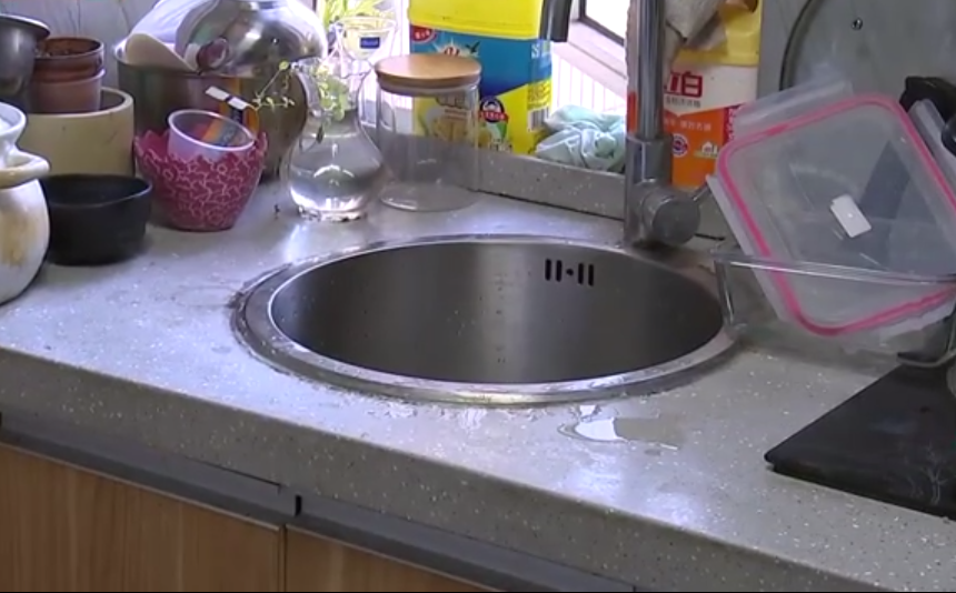 |合租室友多次带男友回家，女租客无奈报警：他把厨房当卫生间用