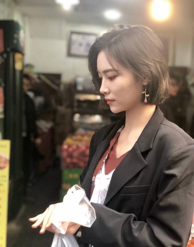 短发▲短发佳人许佳琪，你以为是个清纯小学妹，不，她是酷帅“黑白杀”