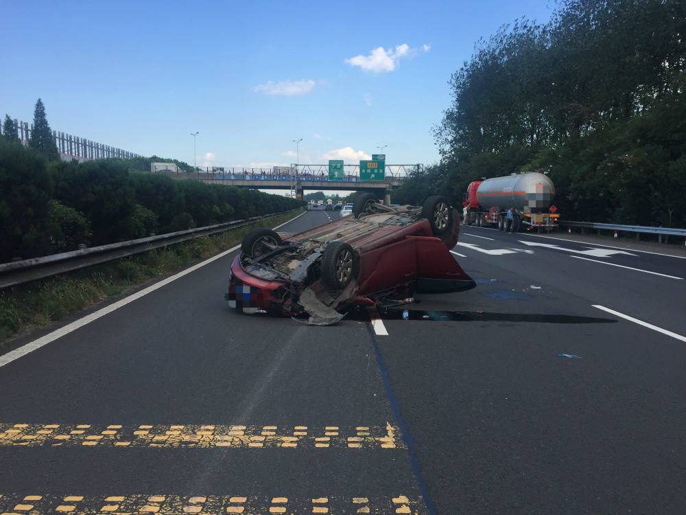 交通法规|高速上车速120，遇到限速80要急刹吗？交警给出正确答案