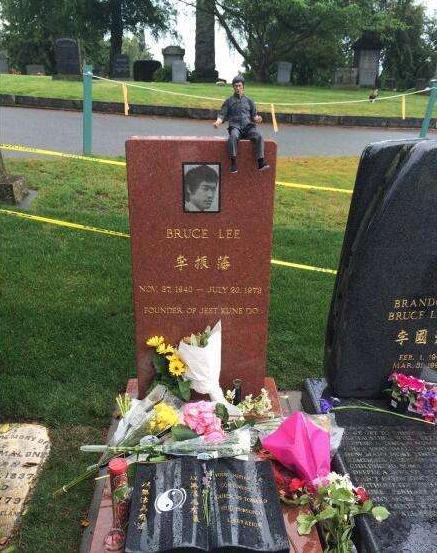 李小龙▲李小龙出殡，扶灵之人来头颇高，无人敢惹，一般人难以胜任