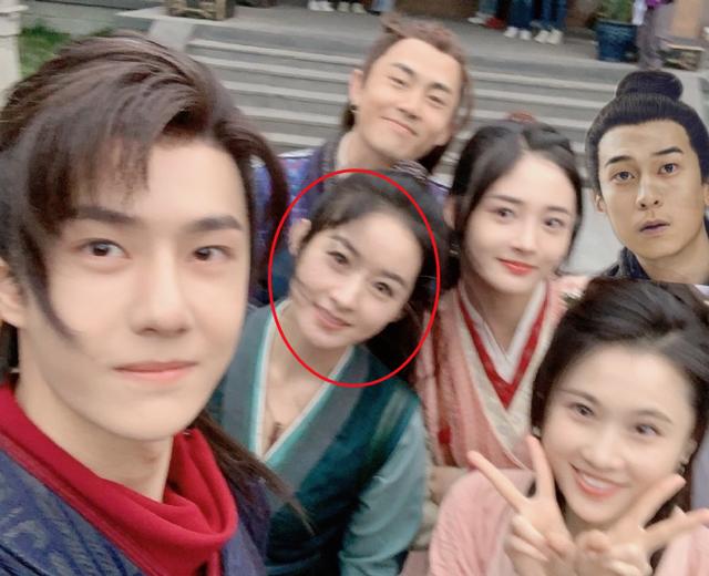 王一博|不愧是一个剧组出来的，赵丽颖刚站起来，王一博就知道她想干嘛