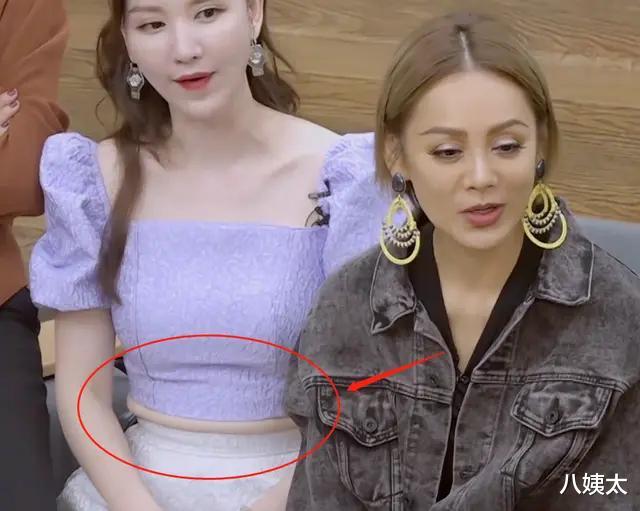 张萌:张萌瘦成那样坐下来腰上一堆肉,难怪秦岚说明星现实中瘦得像鬼