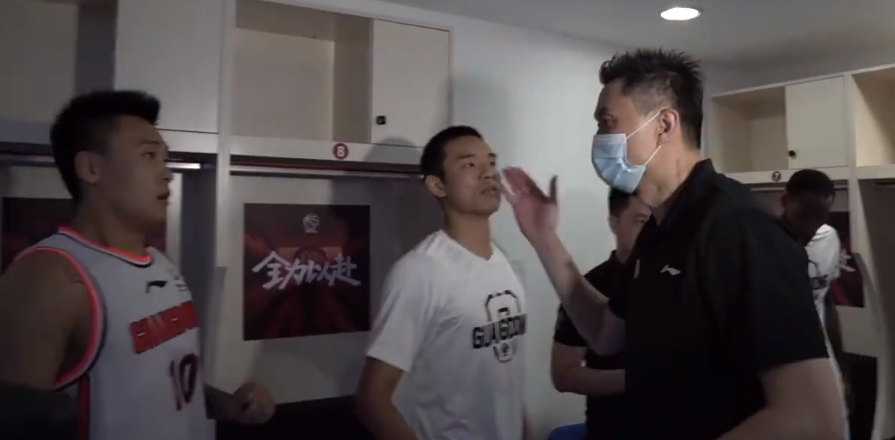 轿车|真皮!杜锋赛后摸球霸脸蛋,打断朱总打电话,演讲:准备更难的挑战!