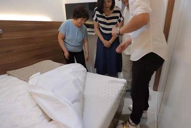 『』北京25㎡破屋，爸妈睡6㎡阳台，女儿嫌弃，婚后不回家，爸妈落泪