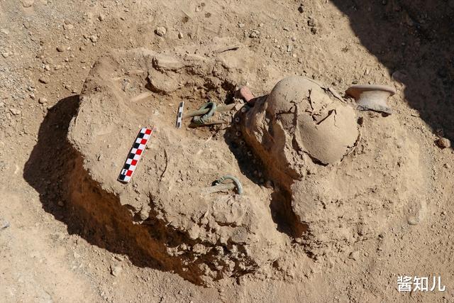 考古学家|考古学家挖出3000年前“龙镯”：三岁小孩双手佩戴，头顶陶碗