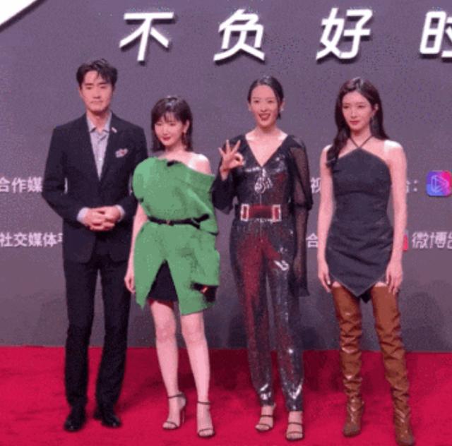 江疏影|江疏影和杨玏恋爱了？两人旁若无人说着悄悄话，童瑶的眼神看穿一切