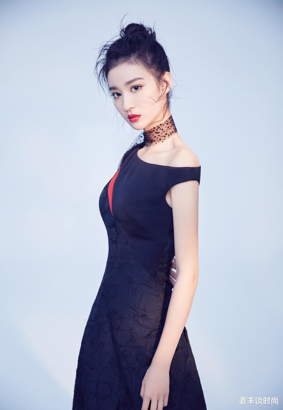 「清平乐」她演《清平乐》张贵妃走红，今穿露脐上衣牛仔裙，长发披肩好清纯