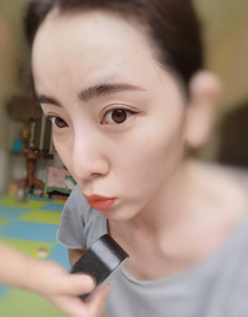 |34岁李思思晒健身照儿子意外入镜,家中装修简朴,私下形象反差大