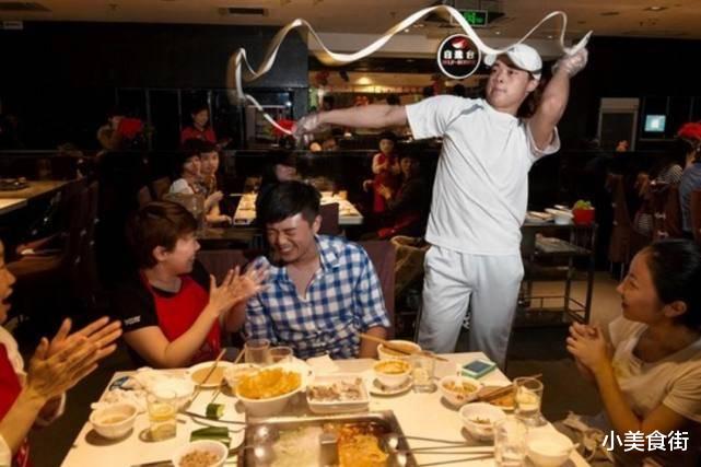 火锅|海底捞惊现“逆天打包”吃法，只点底锅都不算啥，网友：别客气，直接撵走！