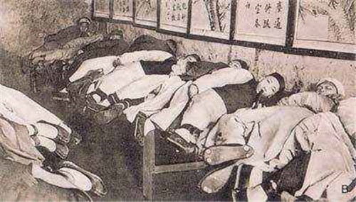 林则徐|镜头下真实的晚清鸦片馆：男子枯瘦如柴，女子神情麻木，任人摆布