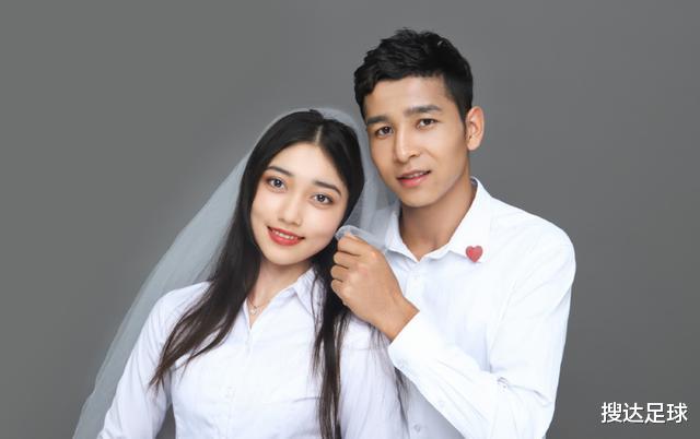 『中超』98后中超新星宣布婚讯！21岁向女友求婚成功，他是中国足球的未来