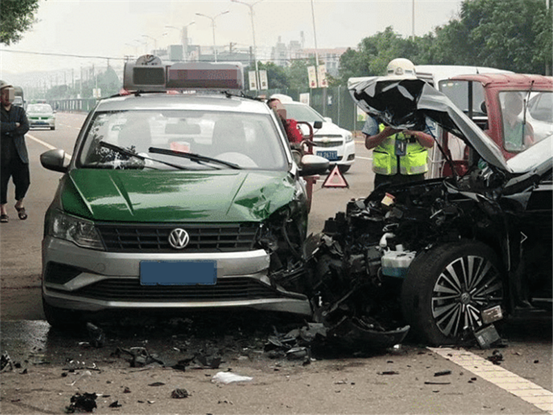 大众帕萨特|大众帕萨特撞上大众捷达，车损差距明显，谁说汽车越贵越安全？