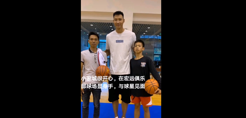 「易建联」恭喜！独臂少年圆梦了，正式成为注册运动员，在易建联面前秀球技