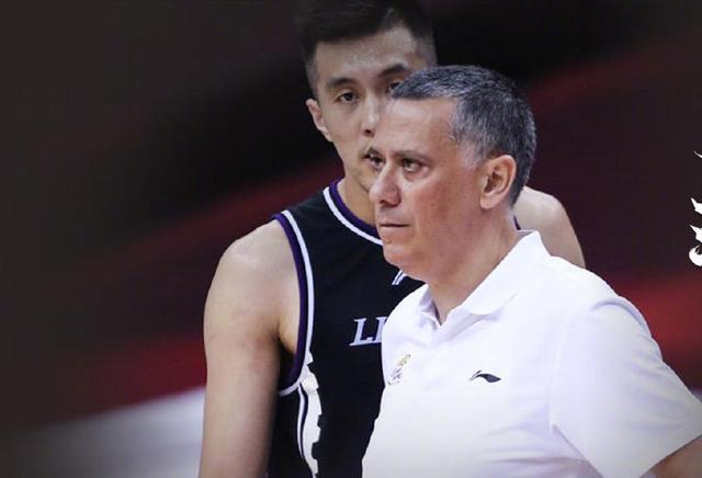 辽宁男篮|CBA赛后,辽篮主教练连敲3下桌子:我告诉经理,买周日的返程票