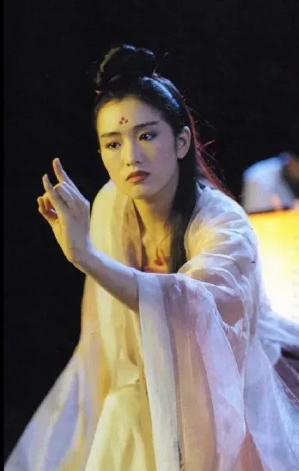 【巩俐】55岁巩俐法国逛街被拍 素颜超憔悴 竟比旁边72岁外国老公显老!