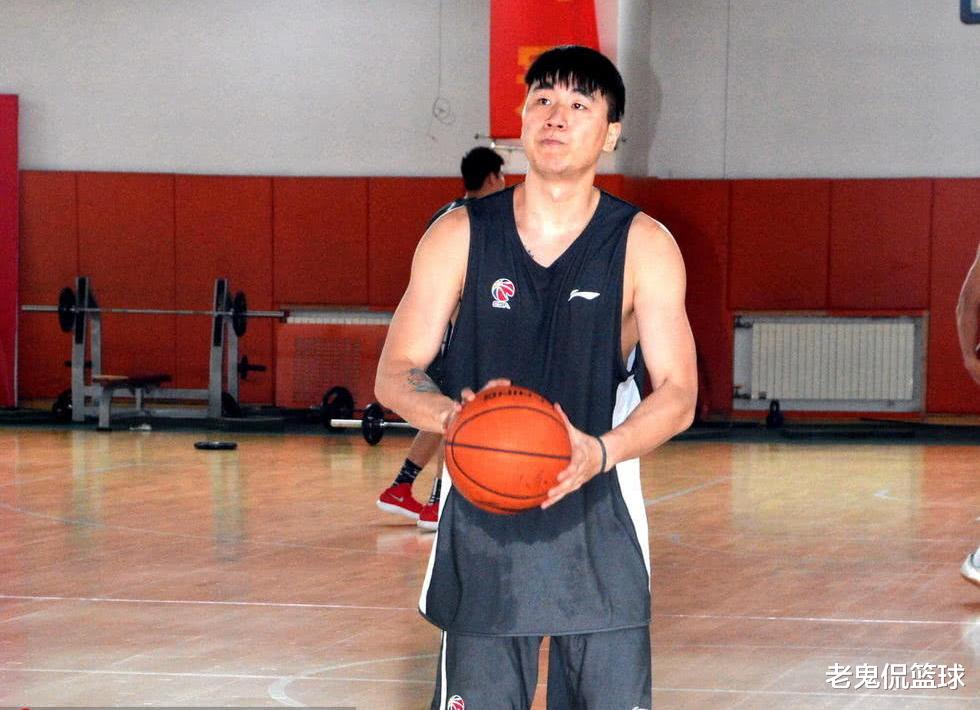 #山东男篮#巩晓彬弃将怀念过去，发12字感慨，频繁现身一地引猜想或重返旧主