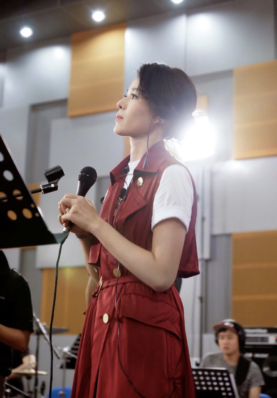 连衣裙|胡杏儿39岁气质更加高级，一袭连衣裙衣服搭气质全开，优雅大气