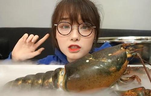 「龙虾」网红吃播,假到什么程度?辣酱是果汁,龙虾是塑料,连人都是假的