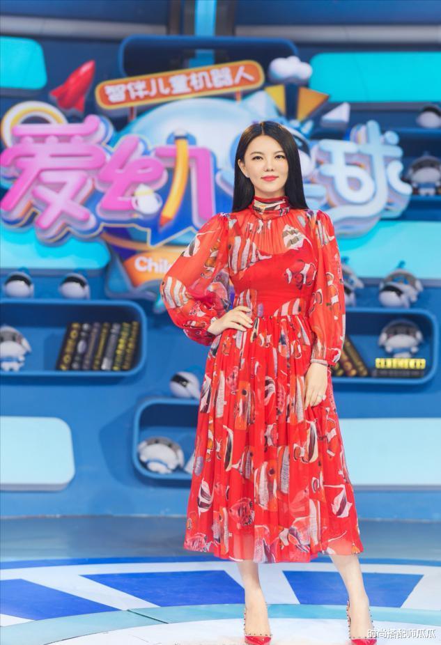李湘|?李湘重回主持界，身形苗条瘦身成功，穿印花衬衫搭西装气场强大