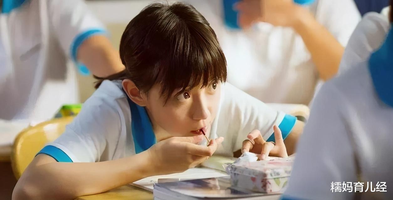 高中女生|高中女生上课经常做的4个“小动作”,尤其第3个,说中不许狡辩