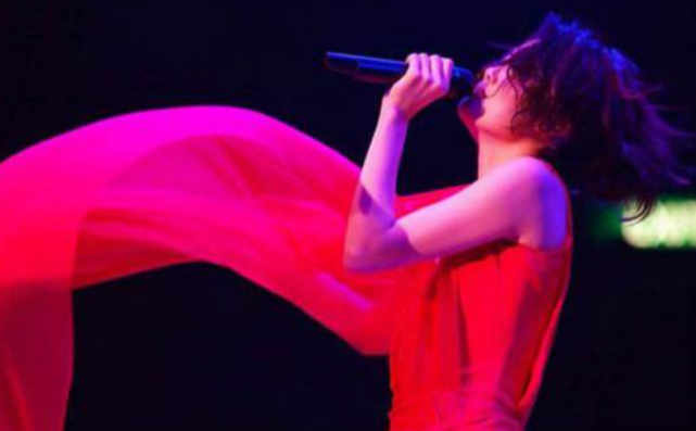 春晚@因为长得丑被公司解约，却成了上春晚最多的天后，演唱会开到世界各地