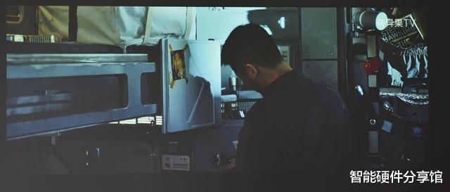 投影仪|白天也能吃鸡看大片，效果媲美万元激光电视，坚果J9投影仪体验