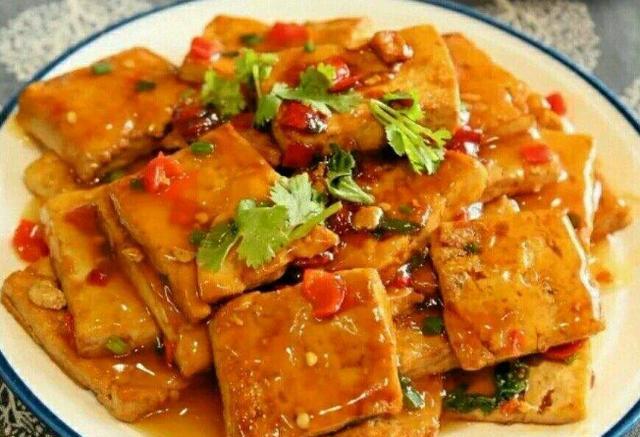 「豆腐」煎豆腐时，不要直接下锅煎，耍个小聪明，豆腐外酥里嫩不碎不黏锅