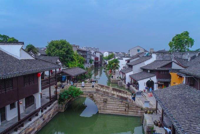 「杭州」县城旅游资源丰富，被誉为“杭州后花园”，常被误以为属于杭州