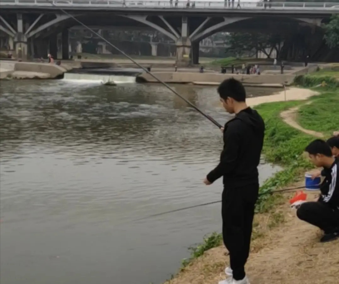 长江|深圳污染企业搬走了：河水变得更加清澈了，成为了人们休闲垂钓的好地方