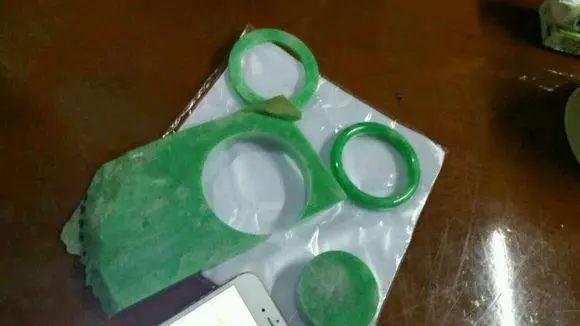 []败家男花38万买下一块全身蟒带绕身的石头，却一刀切出一片绿