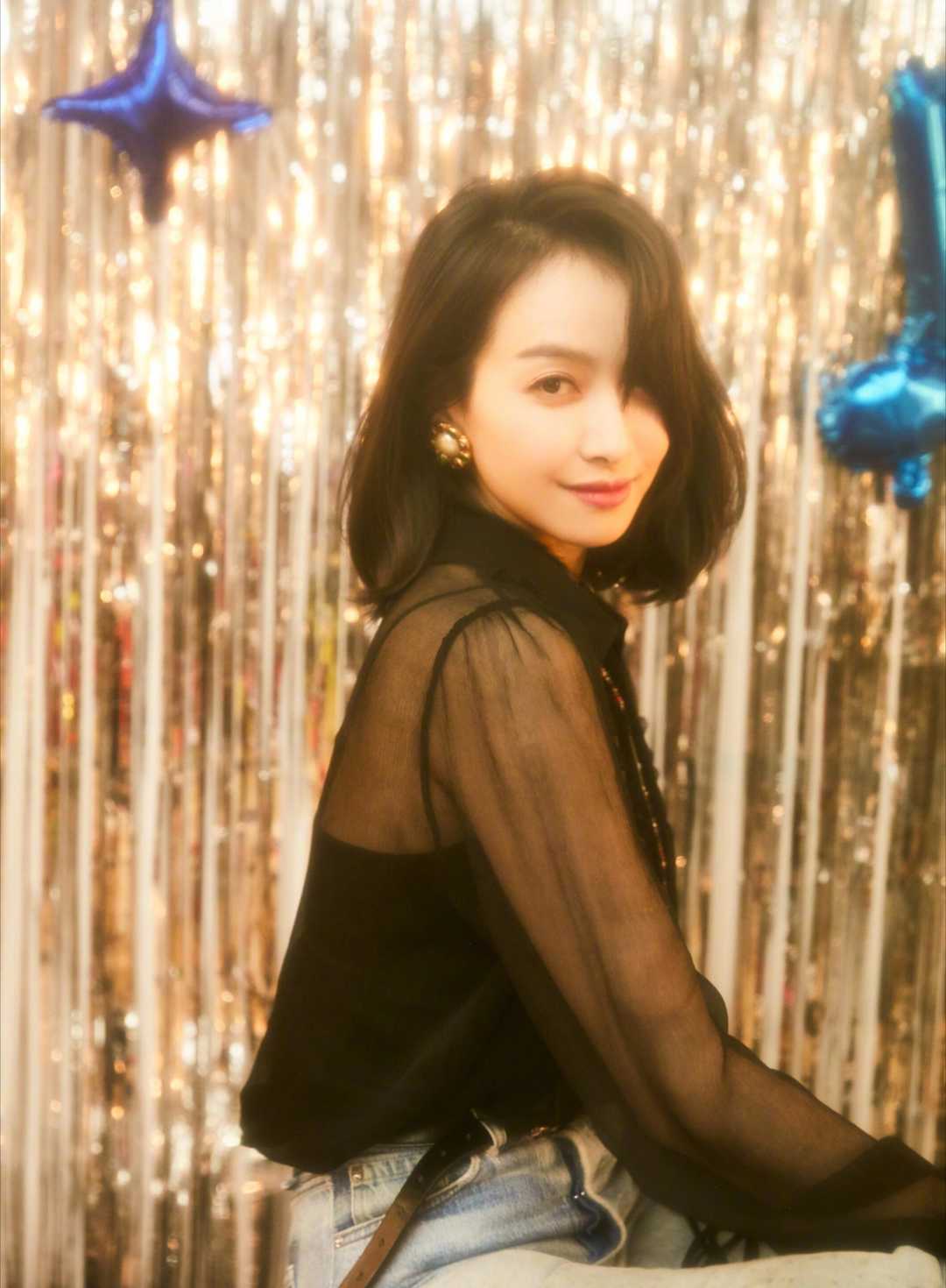 『宋茜』宋茜穿真胆大，穿黑色薄纱杀你搭配牛仔喇叭裤，性感又高级