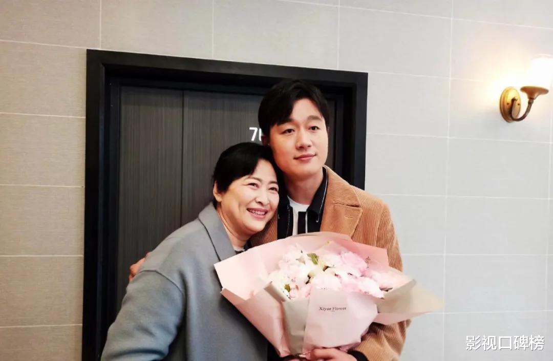 胡可|45岁胡可给30岁明星演岳母，中年女星摆脱困境只能放弃人设？