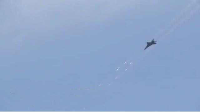 美军|数千枚导弹密集发射，美军航母仓皇逃离南海，俄：给全球上了一课