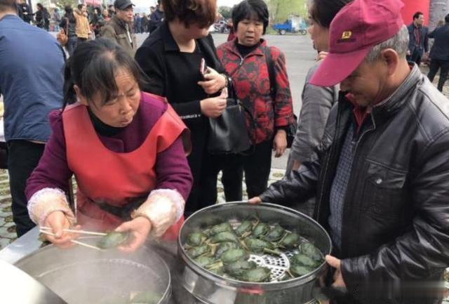 『』60岁大娘路边卖这“小吃”，成本5毛，售价2元，3个小时卖光