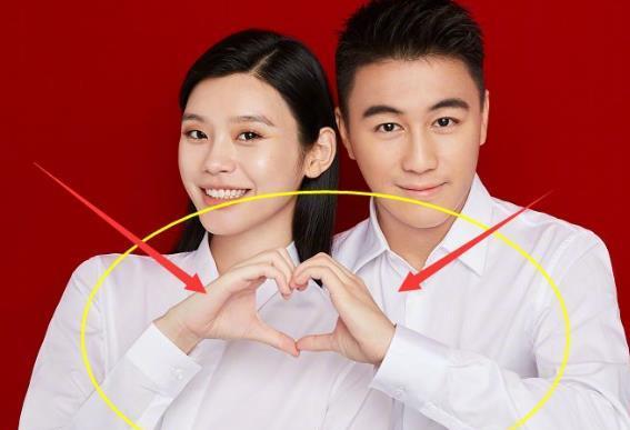 Angelababy■别人比心都用手，当看到苗苗和郑恺，夫妻关系一目了然！