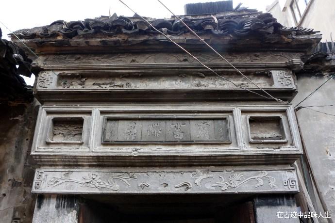 苏州▲苏州正在消逝的百年老街，没有商业一片原始，许多房屋已破旧不堪