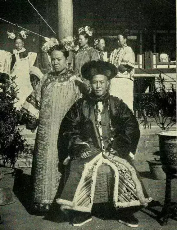 晚清@真实的晚清老照片:这才是真正大官妻妾,妻与妾一眼就能分辨出来