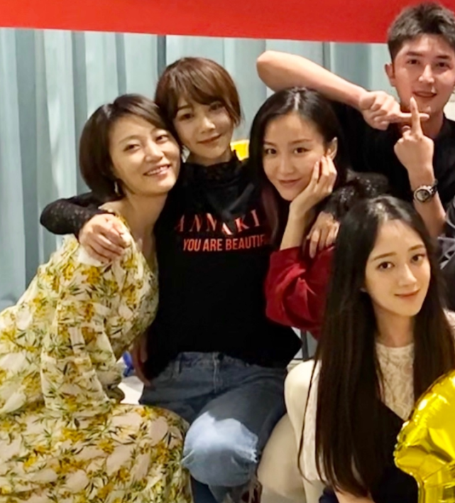 杨紫|杨紫张一山同学聚会，杨紫瘦成小V脸，张一山站的位置引争议