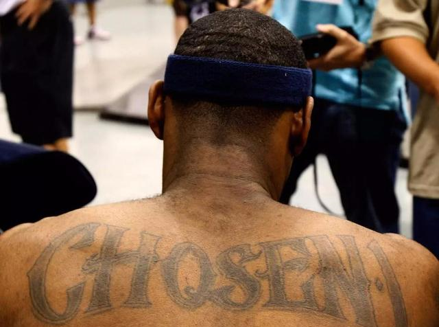 「艾弗森」谁的中文纹身最成功，艾弗森是典范，全明星中锋的字让姚明笑掉牙