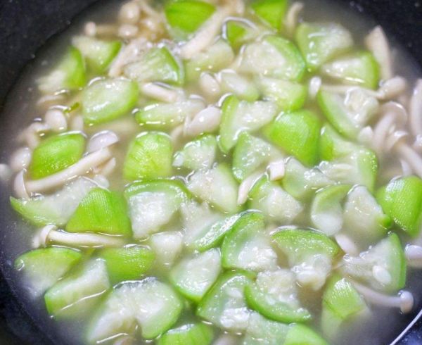 鸡汤▲丝瓜和它煮，隔天喝一碗，比鸡汤美味，补钙质，孩子个头长得高