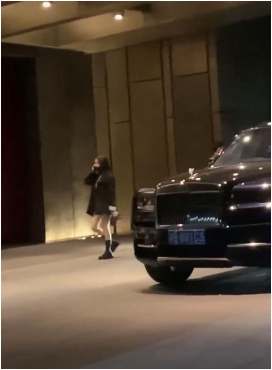 #王思聪#王思聪现身酒店门口，身边美女相伴豪车相随，瘦死的骆驼比马大