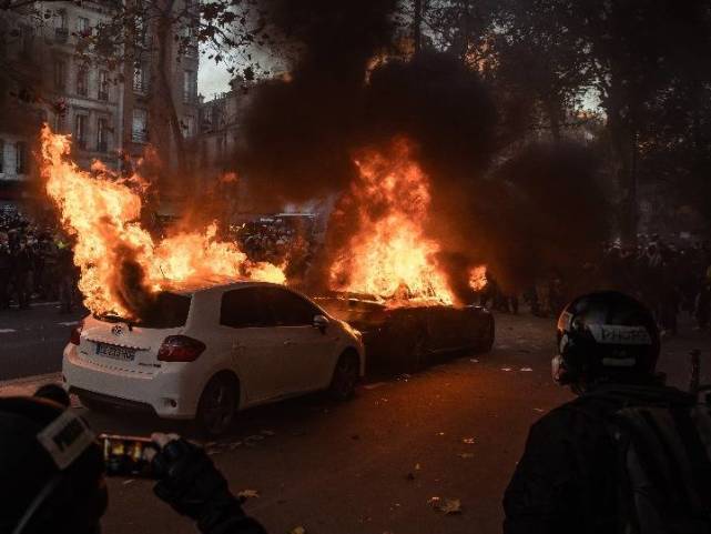 場面失控！數千名巴黎示威者湧向市中心，打砸搶燒民眾徹底憤怒-圖4