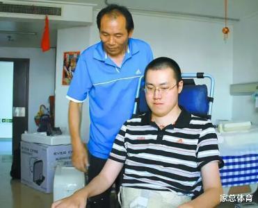 汤淼■38岁汤淼瘫痪多年，男排名宿齐聚一堂庆生，双子星再度合体