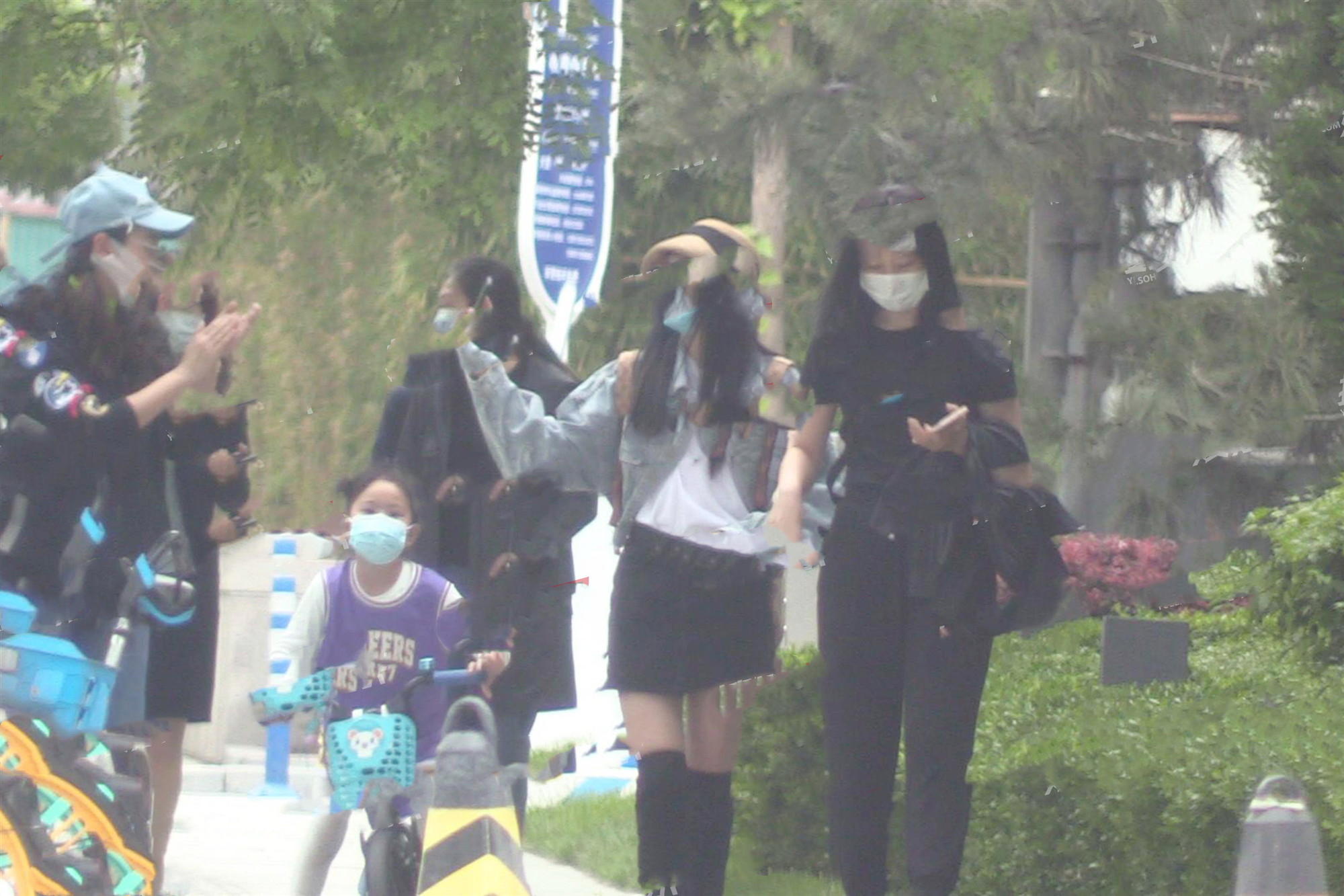 包文婧|包文婧罕见携女儿外出逛街，五岁饺子长大不少骑自行车游刃有余